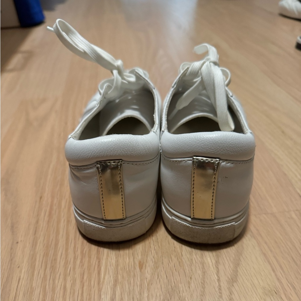 White everyday sneakers